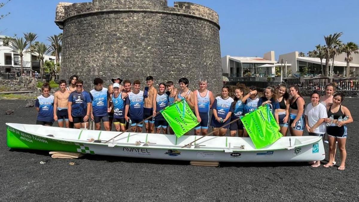 Las tripulaciones de cadetes de Tirán Pereira tras ganar las dos banderas en Fuerteventura. |  // S.D.T.