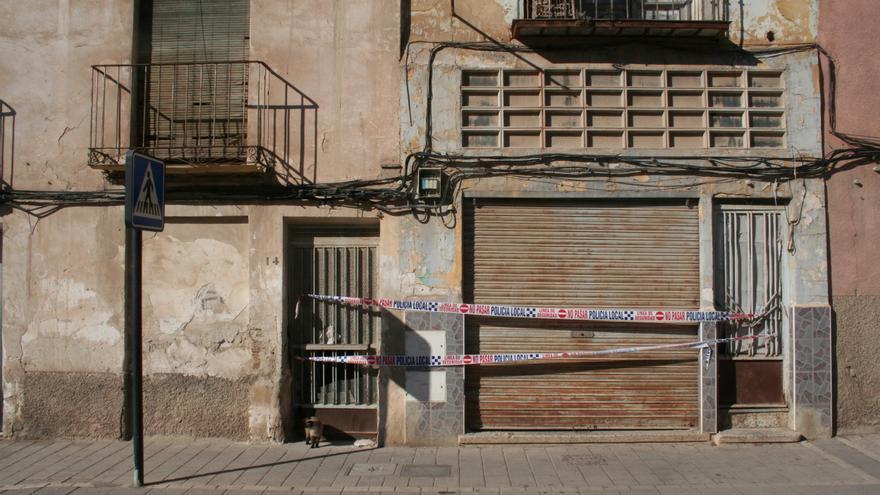 Precintan dos viviendas de San Cristóbal en Lorca tras la marcha de sus okupas