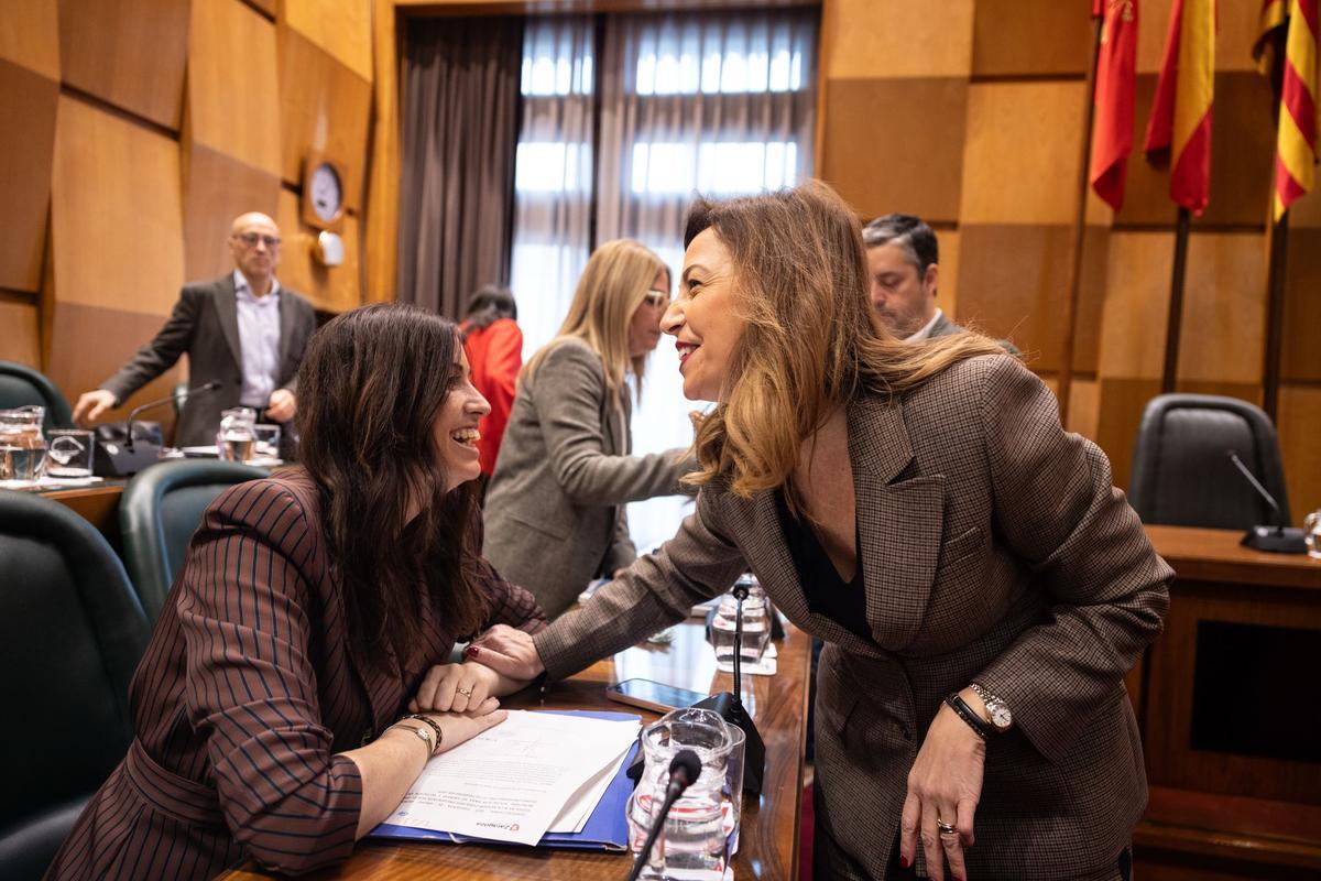 La alcaldesa de Zaragoza, Natalia Chueca, saluda a la concejala de Movilidad, Tatiana Gaudes, antes del pleno de este jueves.