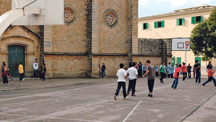 Niños jugando en el campo de básquet de sa Indioteria.