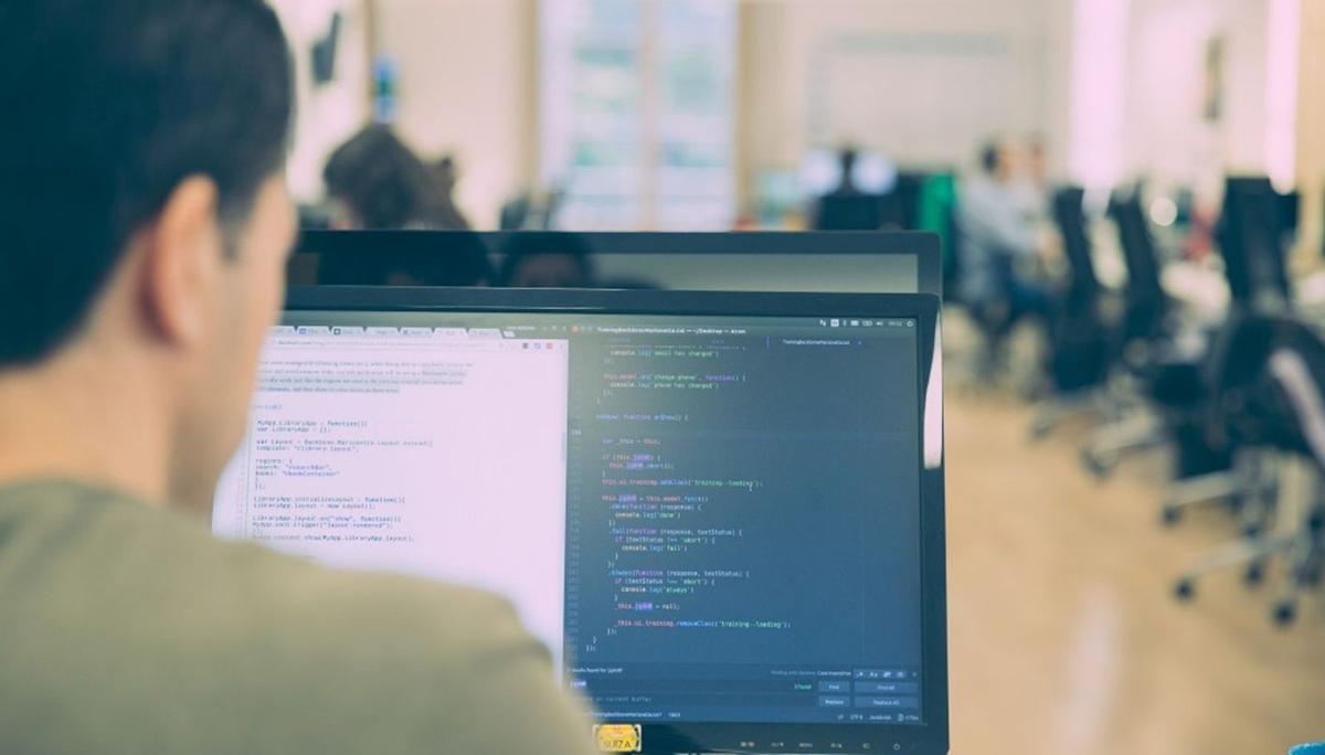Un trabajador de una empresa tecnológica malagueña. INFORMÁTICA. ORDENADOR