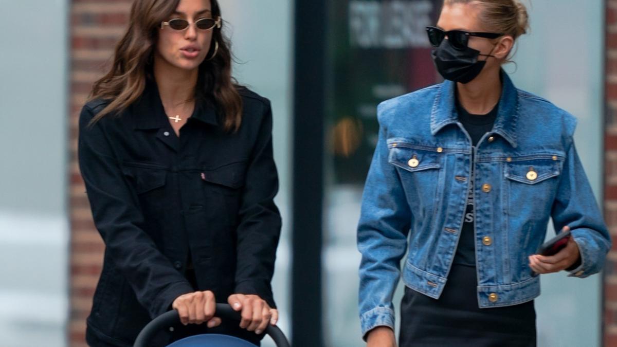 Irina Shayk paseando a su hija junto a una amiga con un look total black de entretiempo