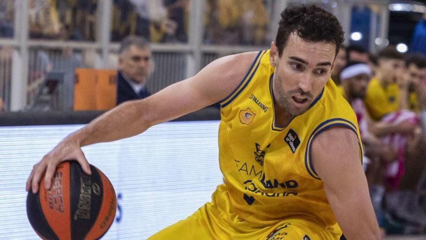 Bassas, durante el partido Granca-Baskonia en el Arena. |