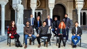 Presentación de la serie ’La peste’, este martes en Sevilla: delante, Lupe del Junco, Manolo Solo, Pablo Molinero, Patricia López  y Sergio Castellanos; y detrás, José Antonio Félez, Rafa Cobos, Domingo Corral, Alberto Rodríguez y Paco León.