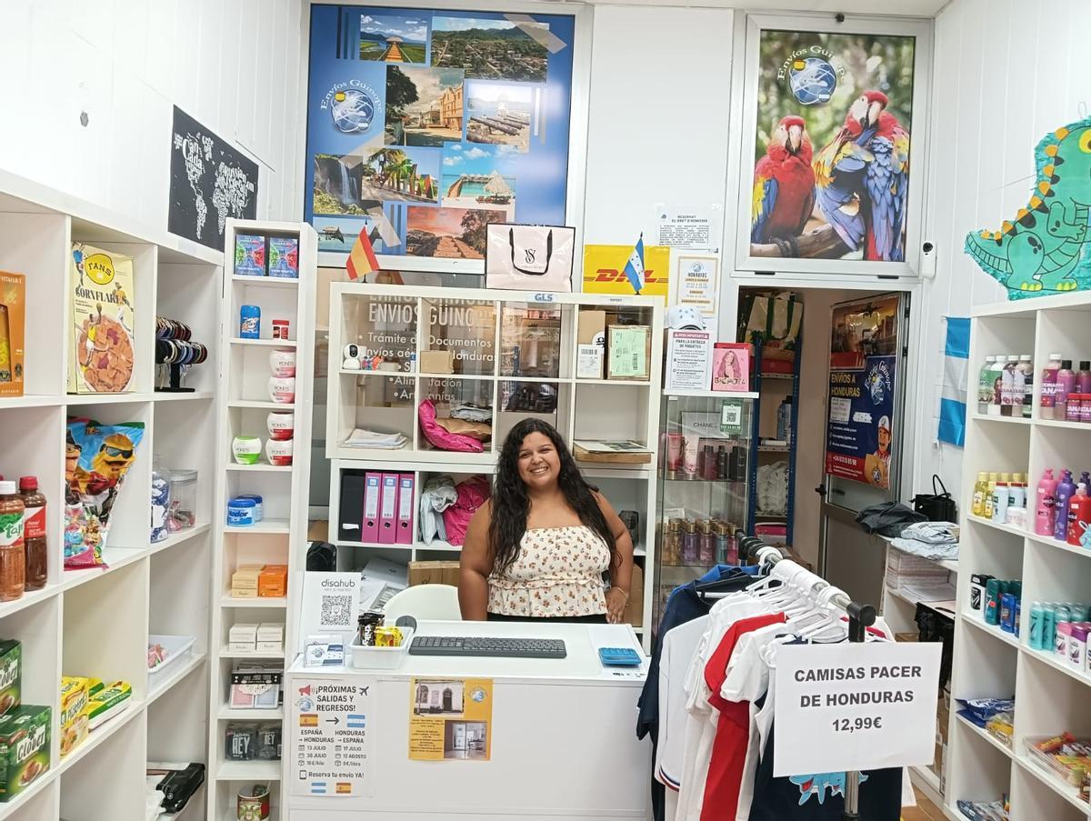 Paula Fuentes, propietària d’Envíos Güinope, al seu negoci.