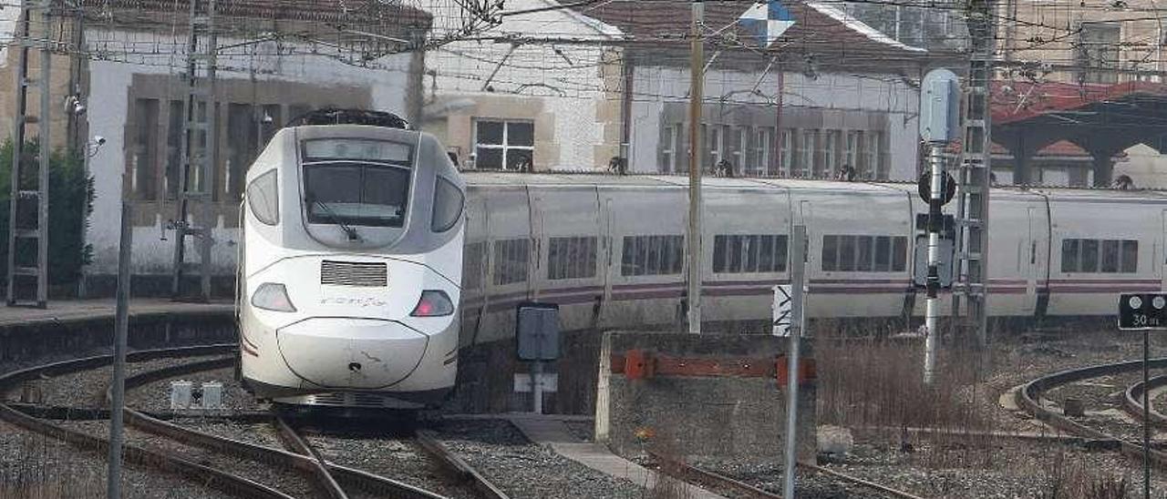Tren Avant en la estación de Ourense. // Iñaki Osorio