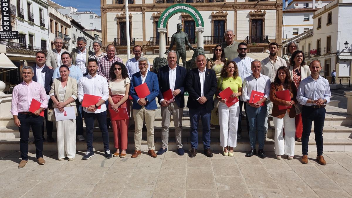 Josele Aguilar y Juan Carlos Ruiz Boix, acompañados por alcaldes, portavoces municipales y dirigentes socialistas, este lunes en el centro de Ronda.