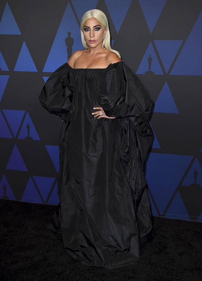 Lady Gaga con vestido negro de Valentino