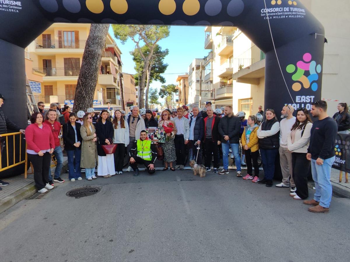 Catalina Riera, viuda de Ramón Manzano, junto a sus familiares y amigos durante el homenaje.
