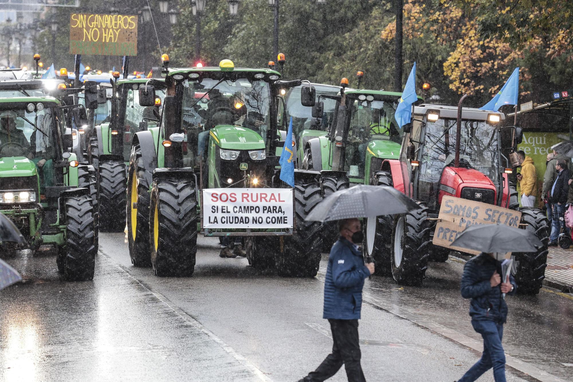 Tractorada en Oviedo de los trabajadores del campo asturiano: "No podemos más"