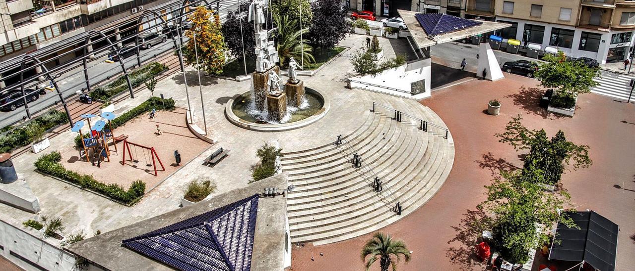 Panorámica de la plaza de la Constitución de Alcoy, conocida como La Rosaleda, donde la justicia obliga a reponer la zona verde que había hasta 2001. | JUANI RUZ