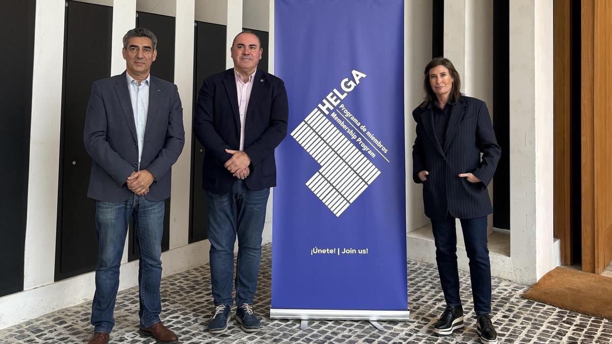 De izquierda a derecha, Javier Muñoz y Ángel Pacheco, director y presidente del Consejo Regulador D.O.P Torta del Casar junto a Sandra Guimarães, directora del Museo Helga de Alvear.