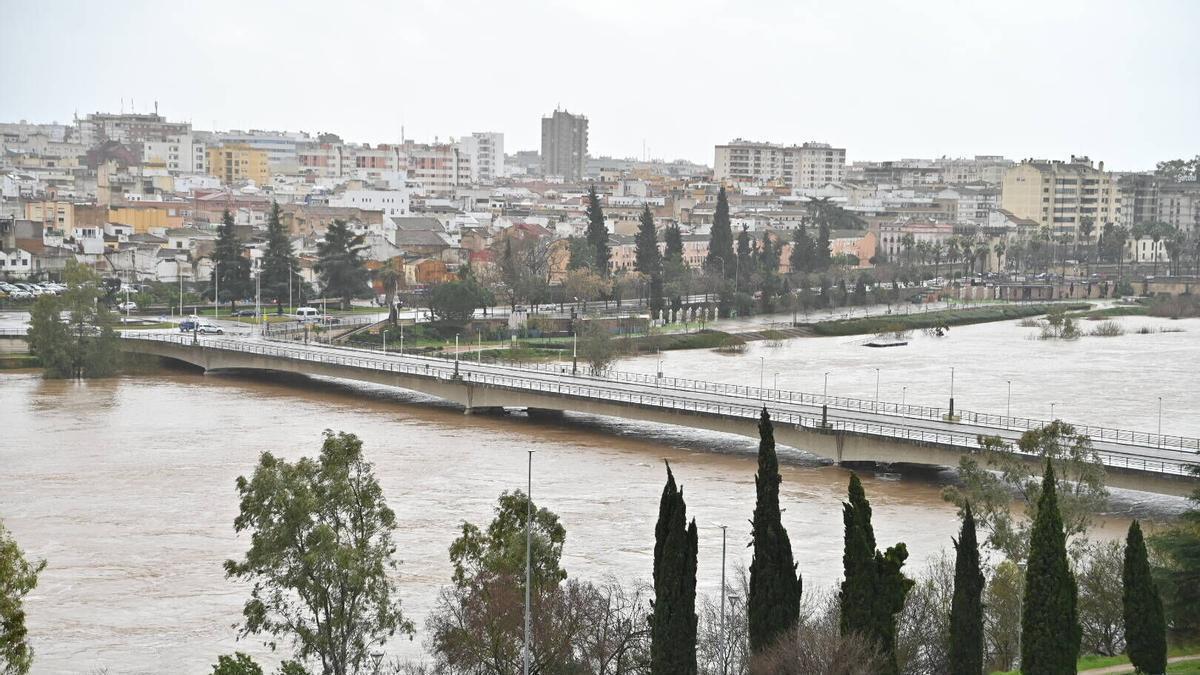 Imagen del río Guadiana a su paso por Badajoz durante las inundaciones.