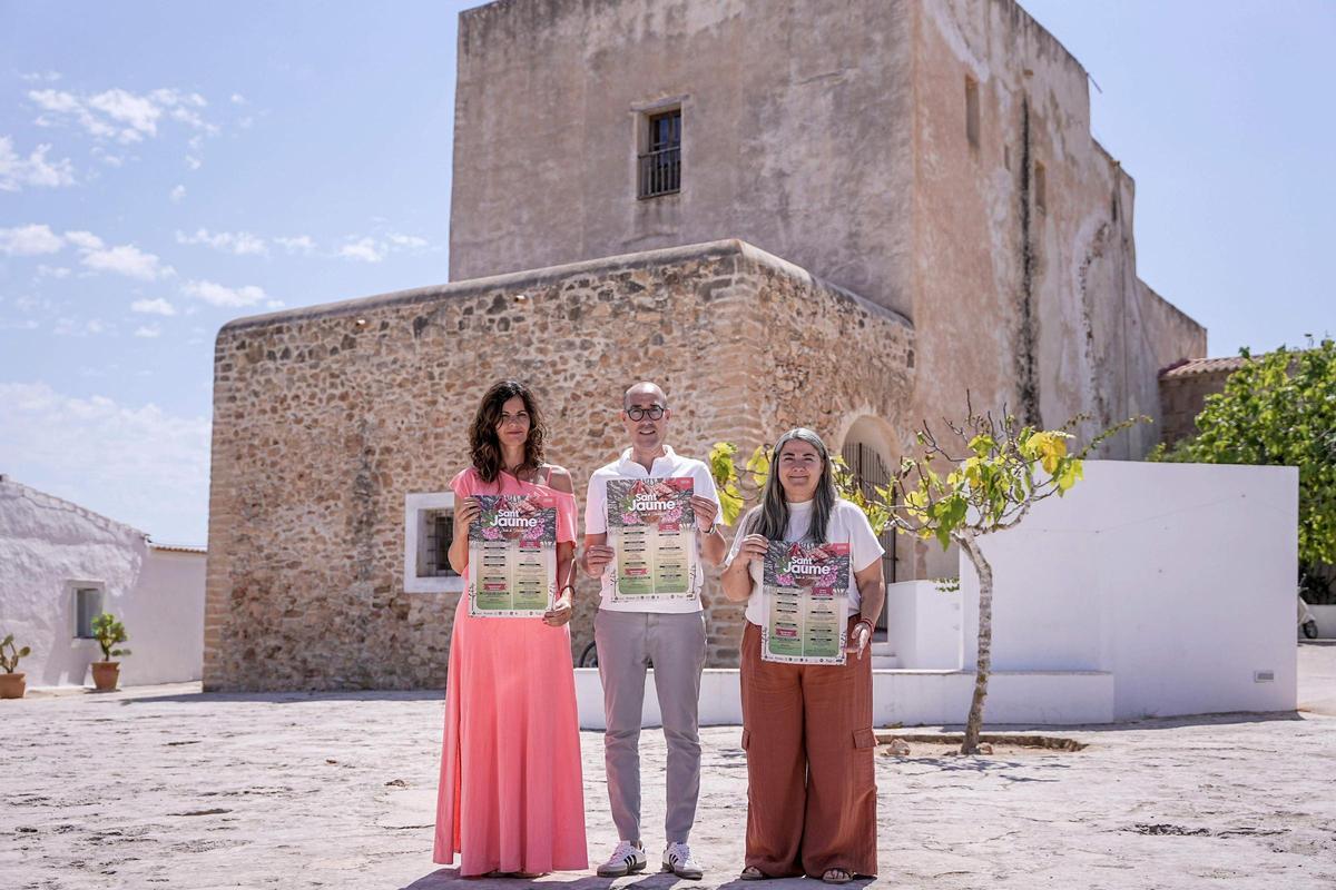 La técnico del área de Cultura, Maria Novell, el presidente del Consell, Óscar Portas, y la consellera de Cultura, Eva María Nieto