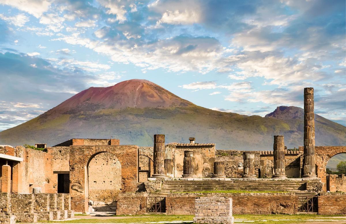 La ciudad romana de Pompeya con el Vesubio al fondo