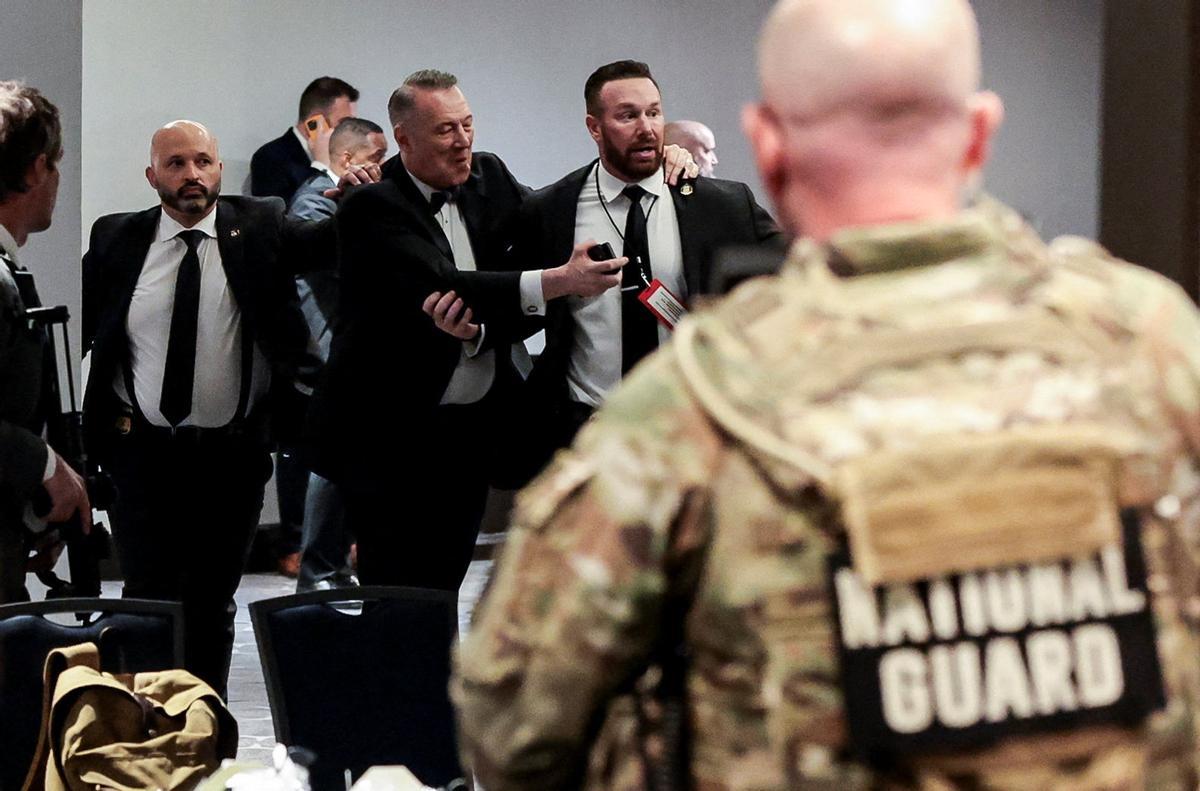 Trump, evacuado ileso de la cena de corresponsales de la Casa Blanca tras un intento de atentado.