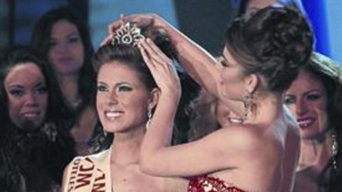 Huisgen es coronada Miss España por la ganadora del 2010, la turolense Paula Guilló, el sábado en Sevilla.