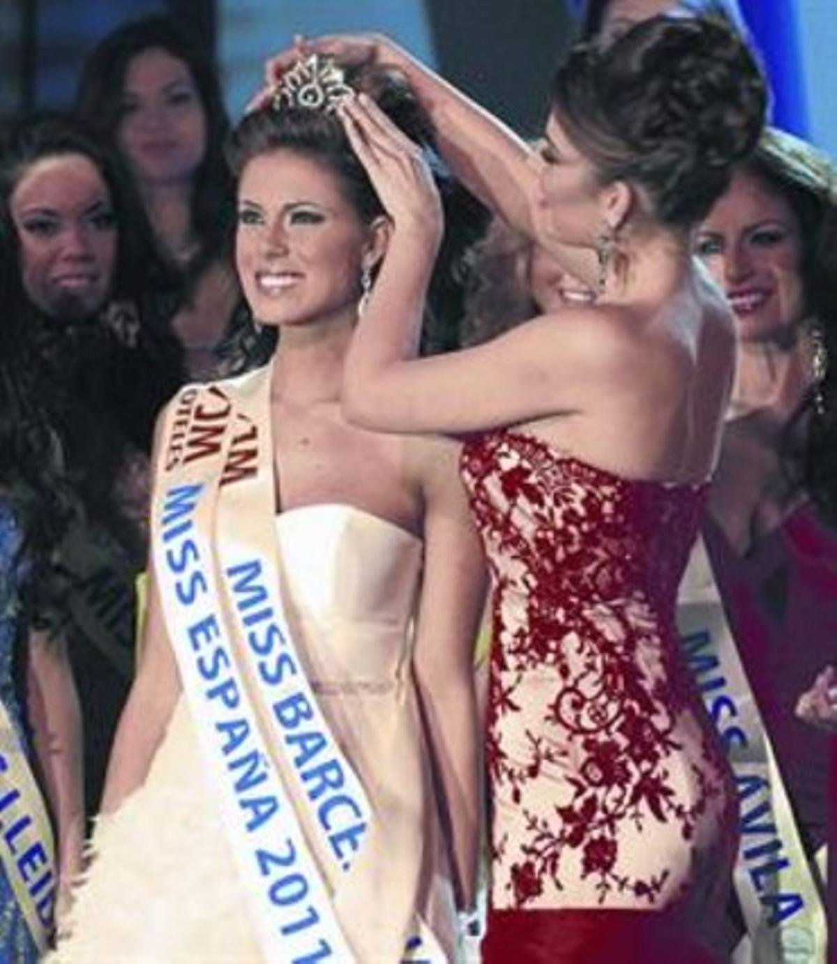 Huisgen és coronada Miss Espanya per la guanyadora del 2010, la terolesa Paula Guilló, dissabte a Sevilla. Huisgen és coronada Miss Espanya per la guanyadora del 2010, la terolesa Paula Guilló, dissabte a Sevilla.