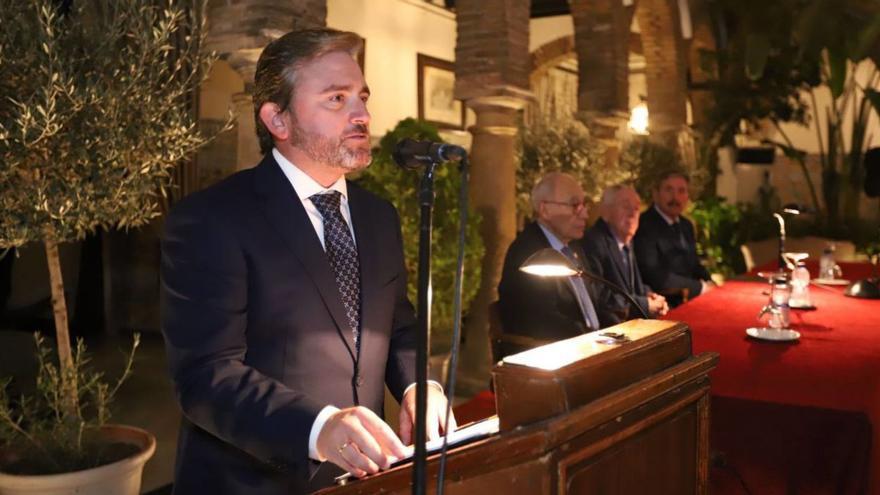 El periodista Rafael Carlos Mendoza, en un momento de su exaltación al Arcángel San Rafael.