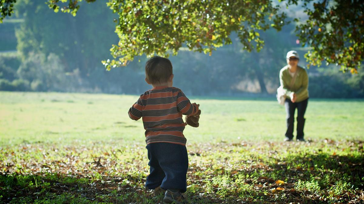 Un bebé juega en el parque.