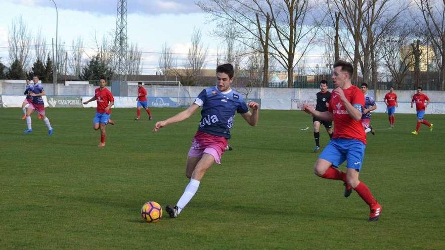 Pepe trata de impedir un pase de uno de los jugadores del UVA Valladolid.