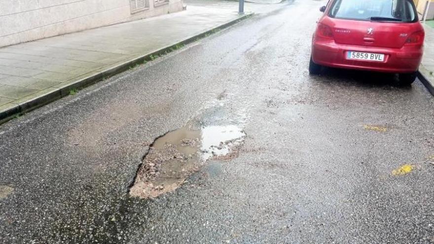 Socavón abierto por las riadas en la Rúa San Xosé. |   // FDV