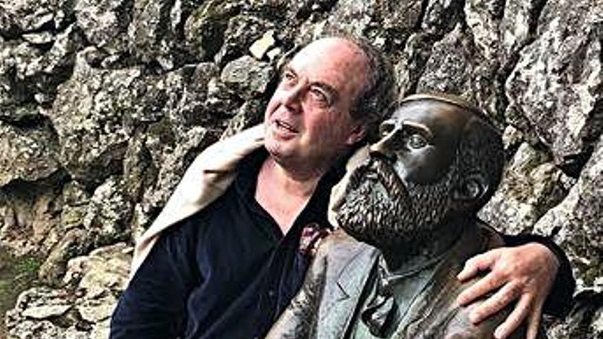 El escritor Xavier Güell, junto a una estatua de Gaudí en El Capricho.