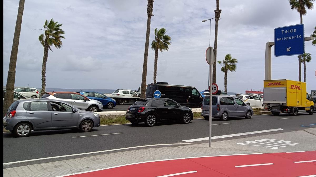 Un accidente de tráfico colapsa la Avenida Marítima de Las Palmas de Gran Canaria