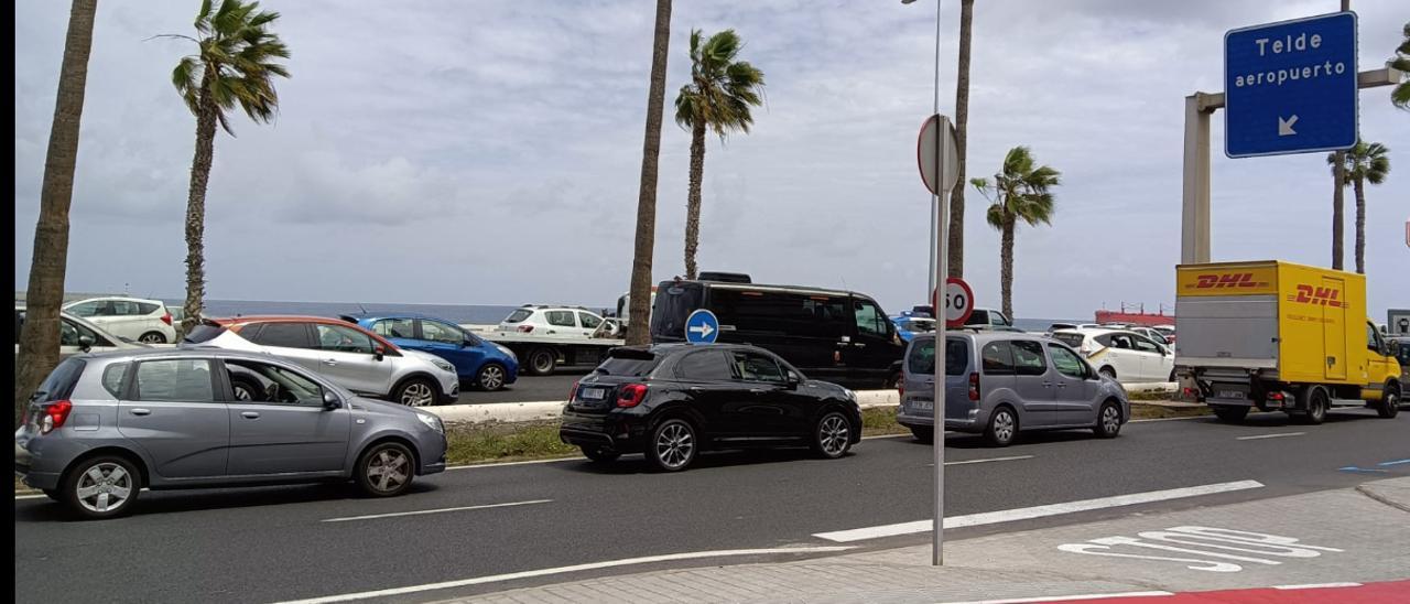 Un accidente de tráfico colapsa la Avenida Marítima de Las Palmas de Gran Canaria