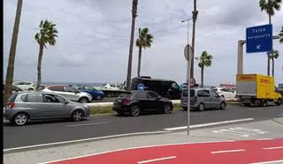 Un accidente de tráfico colapsa la Avenida Marítima de Las Palmas de Gran Canaria