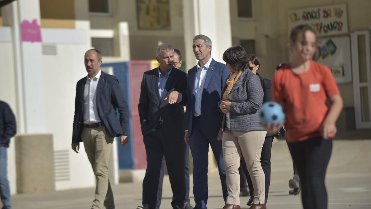 Passejada per l&#039;escola Joviat de les autoritats encapçalades pel conseller Cambray