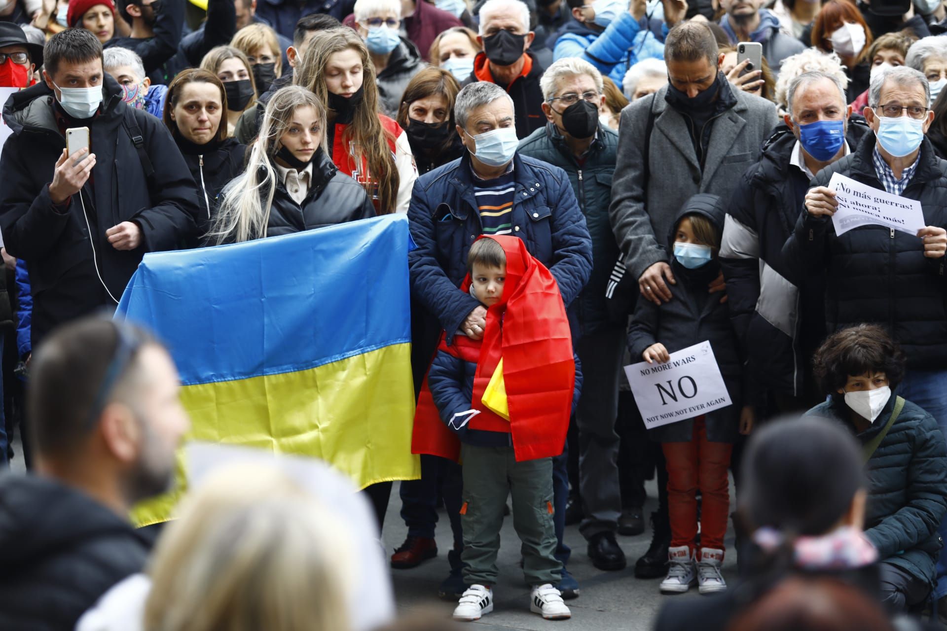 FOTOGALERÍA | Manifestación en solidaridad con Ucrania en la plaza del Pilar de Zaragoza