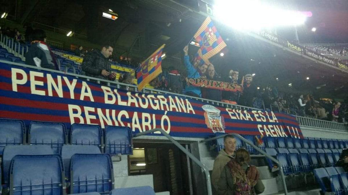 La Peña Barcelonista Benicarló en un partido en el Camp Nou