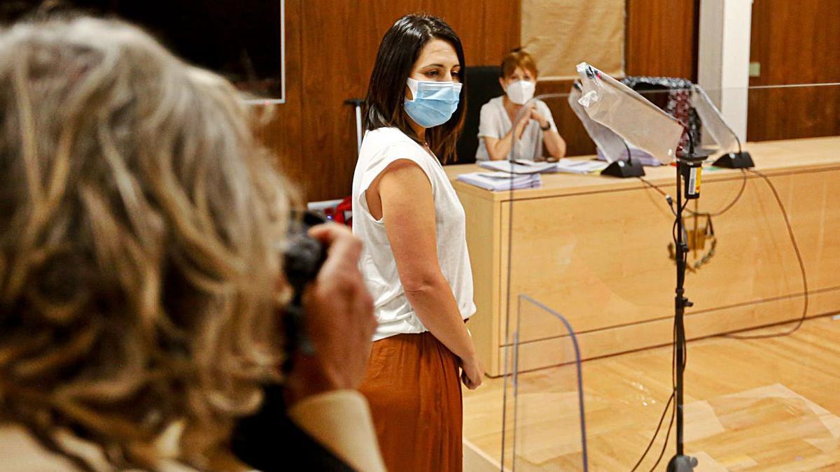 La exconcejala Aída Alcaraz, ayer en el juicio,  antes del inicio de su declaración.