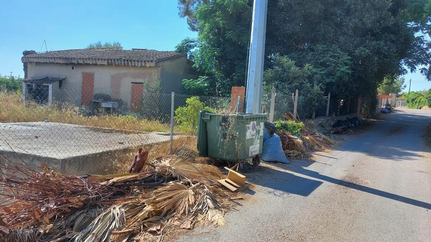 Los residentes de la urbanización Camí de Paterna denuncian la acumulación de podas en sus calles