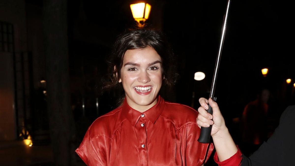 Amaia con vestido de Mango rojo