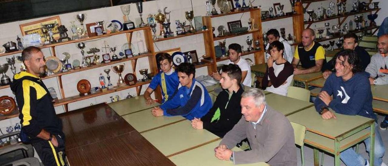 Nando Rúa junto a remeros del club en la charla de ayer. // Gonzalo Núñez