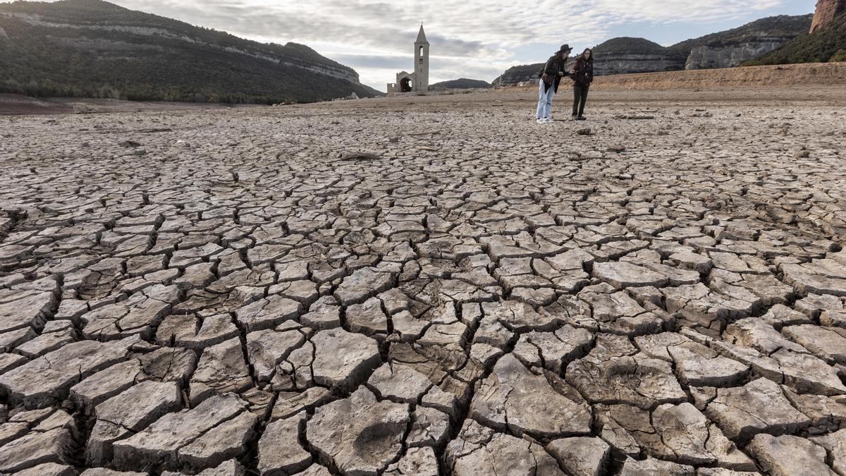 El pantano de Sau, con gran parte del pueblo al descubierto, por la sequía