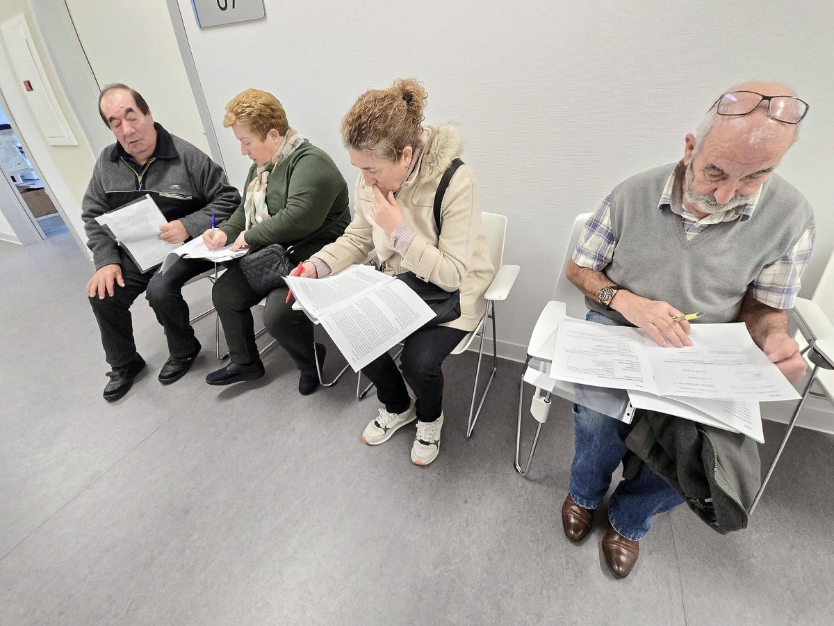 Participantes en el ensayo sincigal, firmando los consentimientos, en el Cunqueiro.