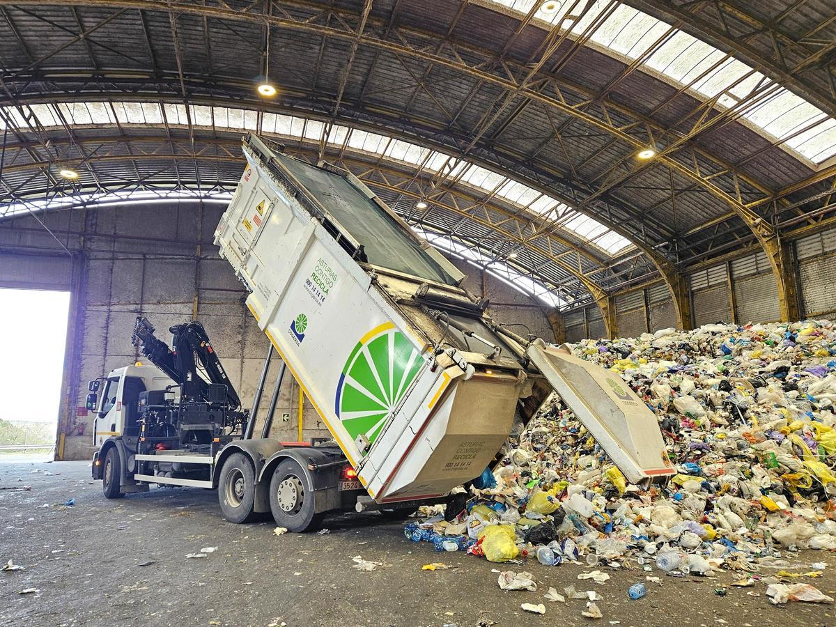 Camión mixto de Cogersa, descargando.