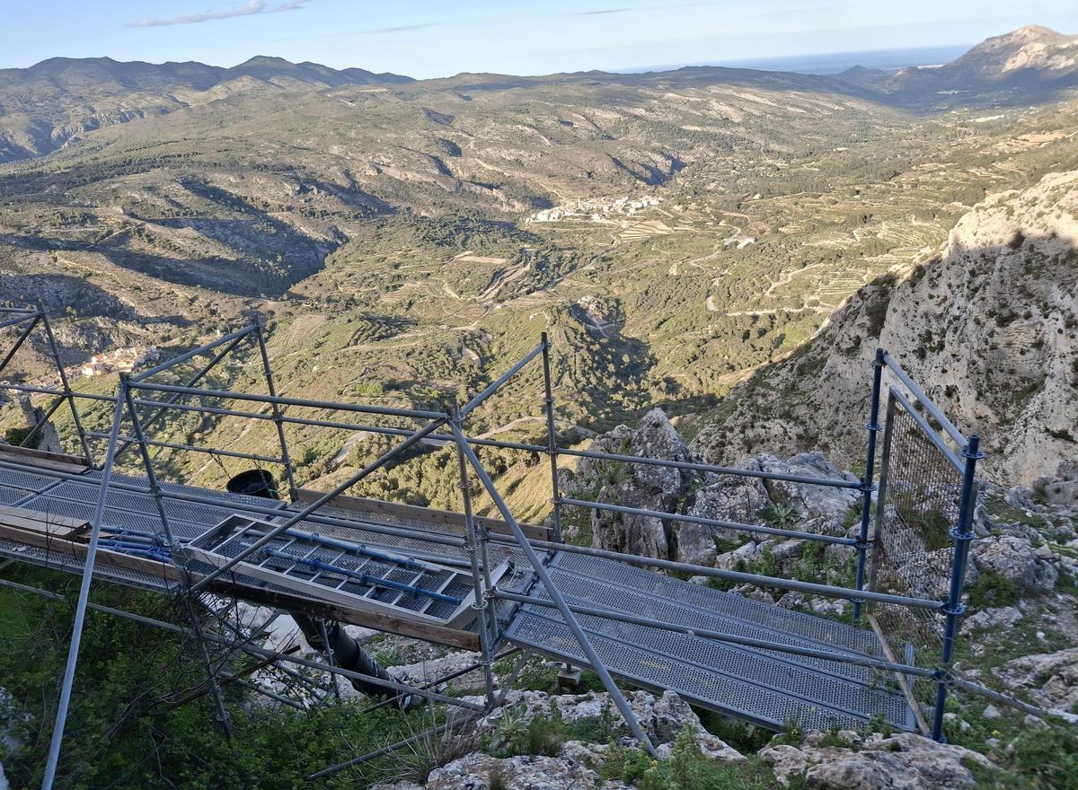 Desde el castillo se domina toda la Vall de la Gallinera