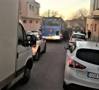 Els veïns del Park Sol de Figueres reclamen la zona verda d’aparcament a tot el barri