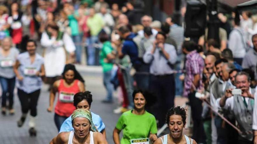 Participantes en una carrera de madreñas en el Bulevar de la Sidra, en una imagen de archivo.