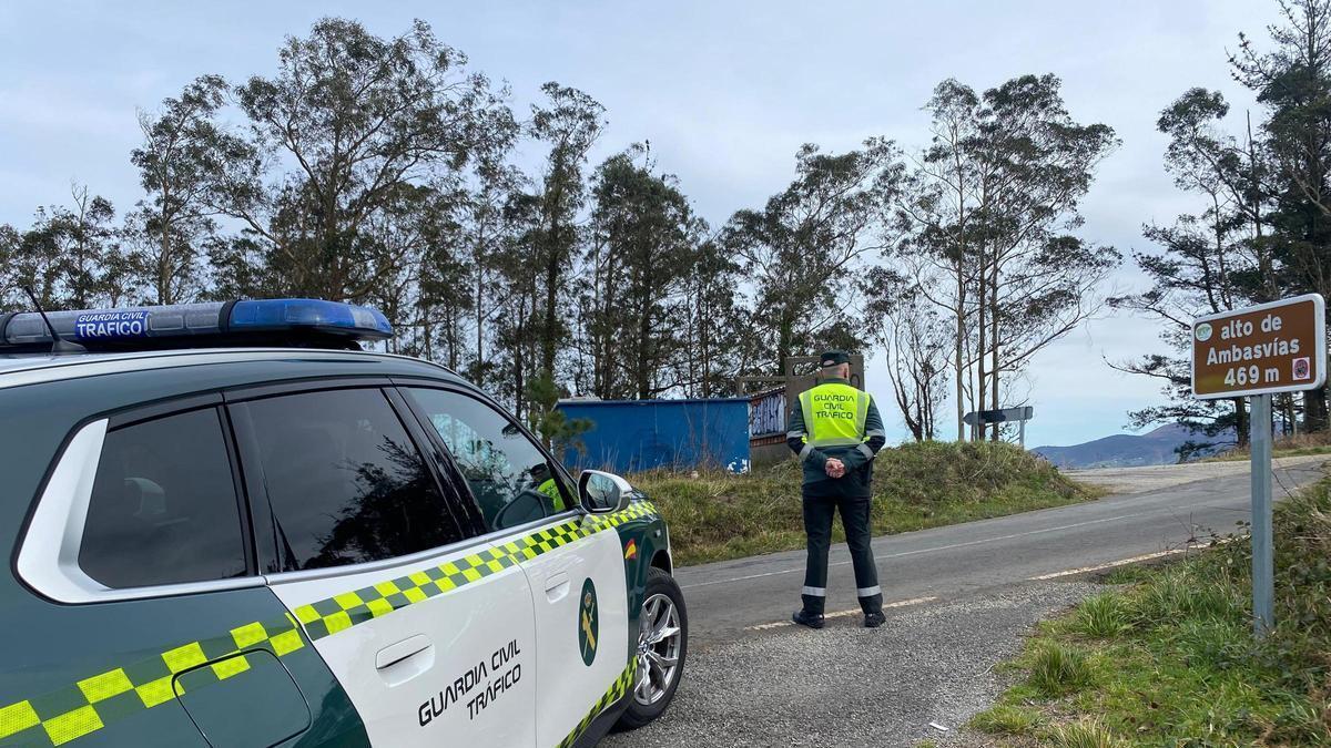 Archivo - Un agente de la Guardia Civil en el alto de Ambasvías.