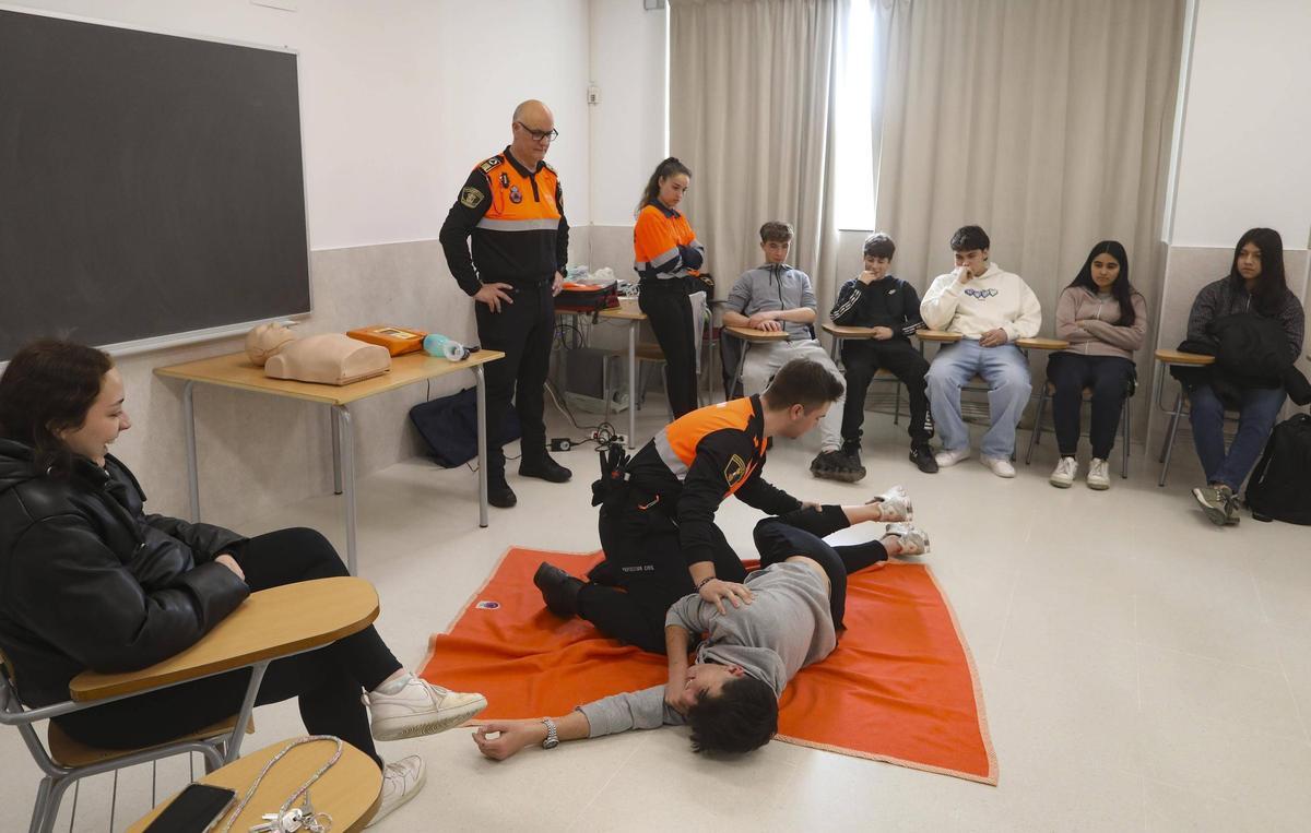 Protección Civil imparte un curso de Primeros Auxilios en el IES de Algímia d'Alfara.