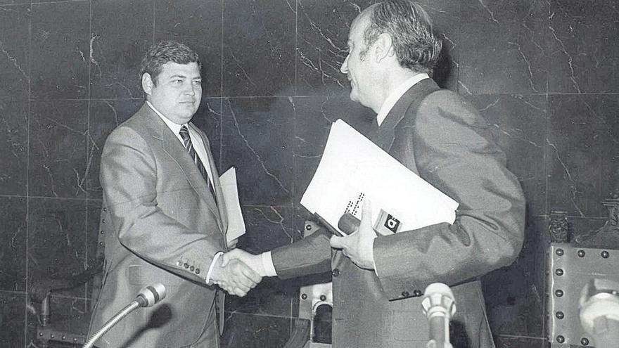 Saludo de Antonio Pérez Crespo (d) a su sucesor, Andrés Hernández Ros.