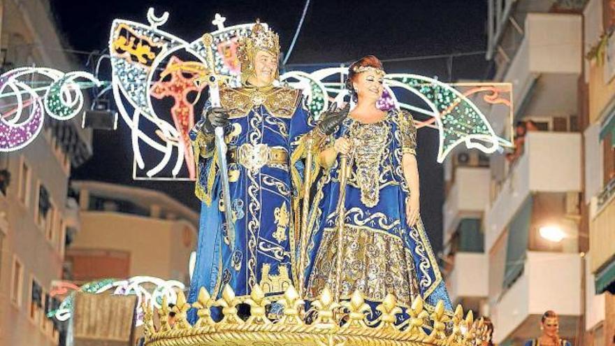 Dos instantes del desfile cristiano que tuvo lugar ayer por las calles de Orihuela.