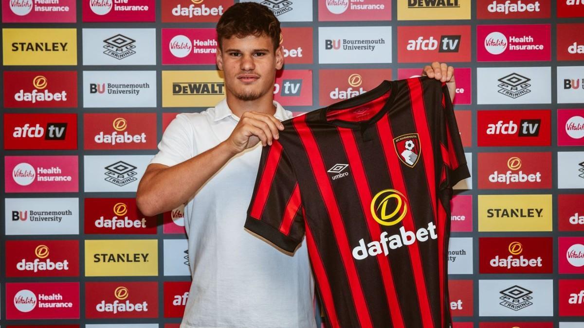 Kerkez con la camiseta del Bournemouth