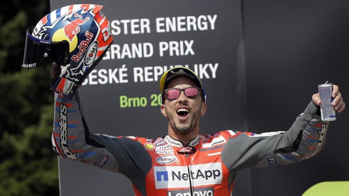 Andrea Dovizioso (Ducati) celebra, en el podio, su triunfo en Brno.