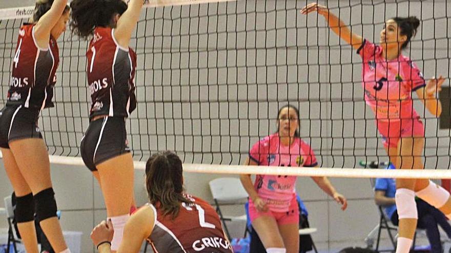 Paola, a la derecha con el nº5, en el partido de Sant Cugat | LEVANTE-EMV